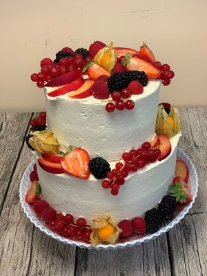 2 Etagen Herztorte mit Obst 2 Etagen Herztorte mit Obst…