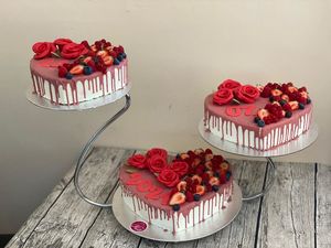 Hochzeitstorte auf Etagere Hochzeitstorte auf Etagere…