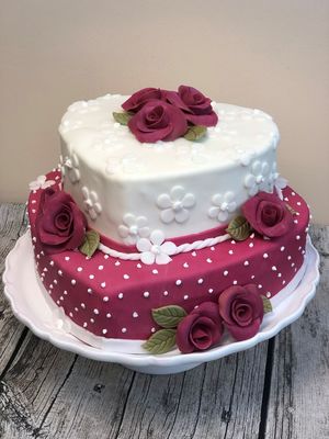 Hochzeitstorte in Herzform Hochzeitstorte in Herzform…