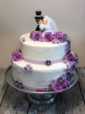 Hochzeitstorte mit Brautpaar Hochzeitstorte mit Brautpaar…