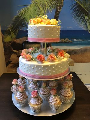 Hochzeitstorte mit Cupcakes Hochzeitstorte mit Cupcakes…