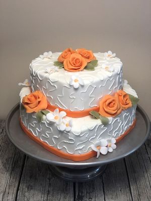 Hochzeitstorte mit Rosen Hochzeitstorte mit Rosen…