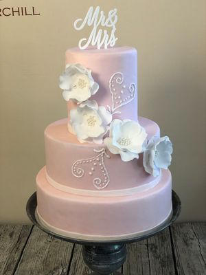 Hochzeitstorte mit Zuckerblüten Hochzeitstorte mit Zuckerblüten…