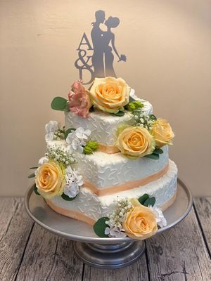Hochzeitstorte mit echten Blumen Hochzeitstorte mit echten Blumen…